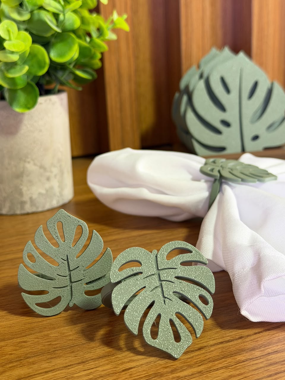 Detalhes em formato de folhas verdes compondo uma mesa posta
